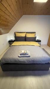Un pat sau paturi într-o cameră la K-Business-Apartments