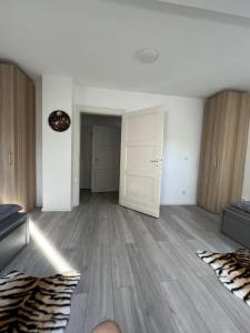 een lege woonkamer met houten vloeren en een deur bij MG15 Schönes Maisonette Apartment in schöner Lage in Mönchengladbach