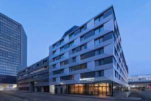 un edificio de oficinas en la ciudad por la noche en Residence Inn by Marriott Vienna City East, en Viena