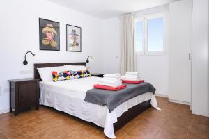 A bed or beds in a room at Peñas Blancas Még 27 kép