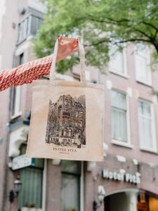 una borsa con la foto di un edificio sopra di Hotel Fita ad Amsterdam