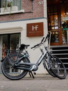 ein Fahrrad, das auf einem Bürgersteig vor einem Gebäude geparkt ist in der Unterkunft Hotel Fita in Amsterdam