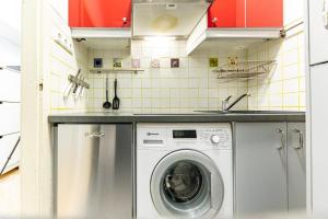 een keuken met een wasmachine en een wastafel bij ROOFTOP close to Main Station by JR City Apartments in Wenen