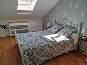 ein Schlafzimmer mit einem Bett mit einem silbernen Bettrahmen in der Unterkunft La Rose des Sables maison de pêcheur de 7 pers. in Les Sables-dʼOlonne