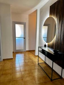 sala de estar con mesa y espejo en Melis Mar - Apartamento con vistas en Pals, en Pals