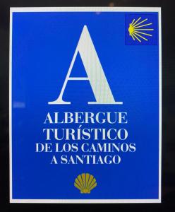 Znak dla albertycznej kuchni tureckiej i las cantaciones w obiekcie Vagabond Vieiras Beds & Dinner Albergue w mieście La Portela de Valcarce
