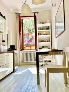 uma cozinha com uma mesa de jantar e uma janela em Residenza della Corticella em Verona