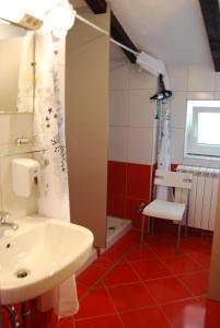 A bathroom at Hostel Ociski Raj