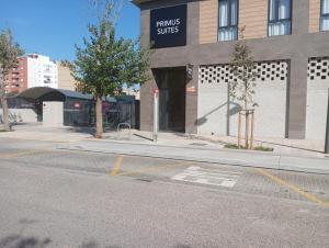 una calle vacía delante de un edificio en Hotel-Apartamentos Primus Suites, en Valencia