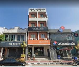 un edificio con un coche aparcado delante de él en Bata Merah Boutique Hotel, en Banting