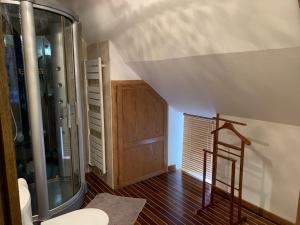 Ванная комната в Le Clos des Tilleuls D Day Home, Chambres d'hôtes, Suite avec Sauna Privatif, Suite avec balnéothérapie privative, en supplément option SPA bain à remous