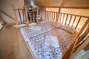Postel nebo postele na pokoji v ubytování Vinný sklep Kovárna - Nad Presovnou
