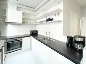 Kuchyň nebo kuchyňský kout v ubytování Beautiful One-Bedroom Apartment in CPH City
