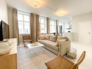 een woonkamer met een bank en een tafel bij Beautiful One-Bedroom Flat in CPH City in Kopenhagen