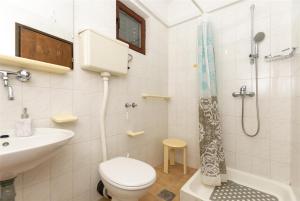 łazienka z toaletą, umywalką i prysznicem w obiekcie Apartments MARIJA w mieście Okrug Donji +17 zdjęć