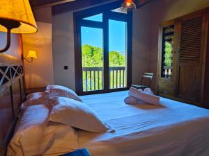 a bedroom with a large bed with a window at Els Tres Sols in Camprodon