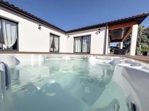 ein Pool vor einem Haus in der Unterkunft Well’Home Bali - Superbe villa au Nord de Toulouse in Mirepoix-sur-Tarn