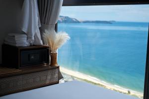 Camera con finestra affacciata sull'oceano di Apec Mandala Luxury Mui Ne a Mui Ne