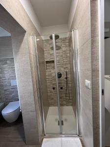 La salle de bains est pourvue d'une cabine de douche et de toilettes. dans l'établissement Il Soprano, à Altamura
