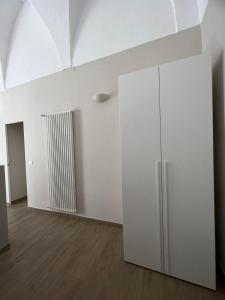 阿爾塔穆拉的住宿－Il Soprano，一间空房间,有白色的墙壁和白色的橱柜