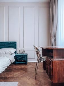 1 dormitorio con escritorio, 1 cama y 1 silla en 96m2 of comfort and style: 4BD apartment in Old town, en Bratislava