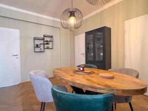 comedor con mesa de madera y sillas en 96m2 of comfort and style: 4BD apartment in Old town, en Bratislava