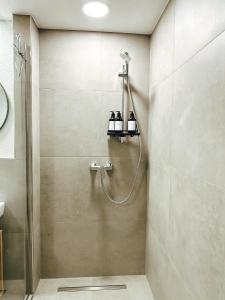 La salle de bains est pourvue d'une douche avec un pommeau de douche. dans l'établissement MELLoWY 10 Min bis zur Messe KA, à Rheinstetten