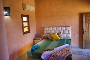 sypialnia z dużym łóżkiem w pokoju w obiekcie Dar Koujane dôme w Marakeszu