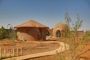 mały budynek w środku pustyni w obiekcie Dar Koujane dôme w Marakeszu