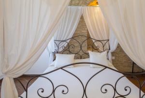 A bed or beds in a room at Villa San Marco - Homelike Villas