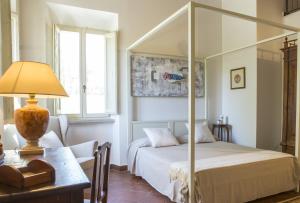 A bed or beds in a room at Villa San Marco - Homelike Villas Még 34 kép