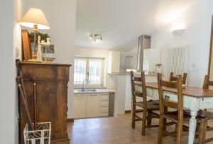 A kitchen or kitchenette at Villa San Marco - Homelike Villas