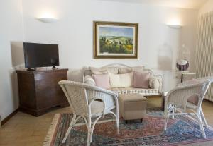 A television and/or entertainment centre at Villa San Marco - Homelike Villas
