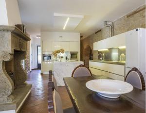 A kitchen or kitchenette at Villa San Marco - Homelike Villas