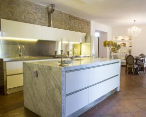 A kitchen or kitchenette at Villa San Marco - Homelike Villas