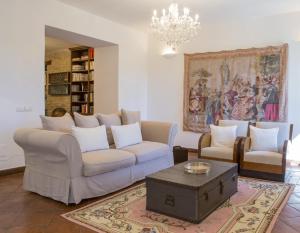 A seating area at Villa San Marco - Homelike Villas