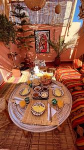 Riad Fz Marrakech في مراكش: طاولة عليها طعام في غرفة المعيشة