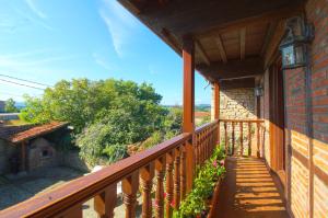 balcón de una casa con barandilla de madera en La Casa del Bosco en Suances