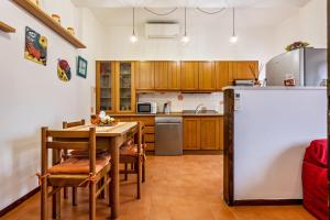 Il comprend une cuisine équipée d'une table et d'un réfrigérateur. dans l'établissement Casa Non Ti Scordar di Me, 