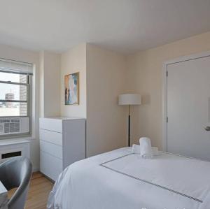 Een bed of bedden in een kamer bij Lovely 4 Bedroom Apt in Midtown West