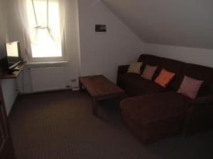 uma sala de estar com um sofá e uma mesa em Ferienwohnung-Bille em Luckenwalde