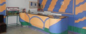 een kamer met een aanrecht en een kleurrijke muur bij Hotel Shivgopi, Ambikapur in Ambikāpur