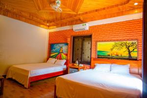 Giường trong phòng chung tại Phong Nha Hillside View Bungalow