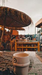 uma chávena de café sentada em frente a um restaurante em Riad Fz Marrakech em Marrakech