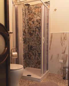 een douche met een glazen deur in de badkamer bij L'archetto in Roccamonfina