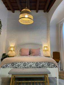 um quarto com uma cama grande e almofadas cor-de-rosa em Loft Xera - parking privado em Jerez de la Frontera
