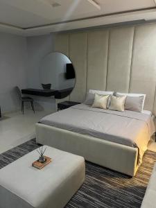 een slaapkamer met een groot bed en een tafel bij Dominion Court in Lagos