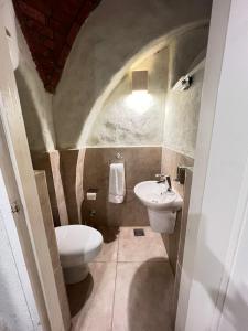 uma casa de banho com um WC e um lavatório em Artika Wadi Kiki Hotel em Aswan