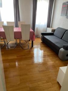 uma sala de estar com um sofá e uma mesa em Ferienwohnungen Calwer Höfle City - für Firmen, Handwerker und Monteure em Calw