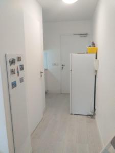 a hallway with a white refrigerator in a room at Mi refugio blanco in Rosny-sous-Bois